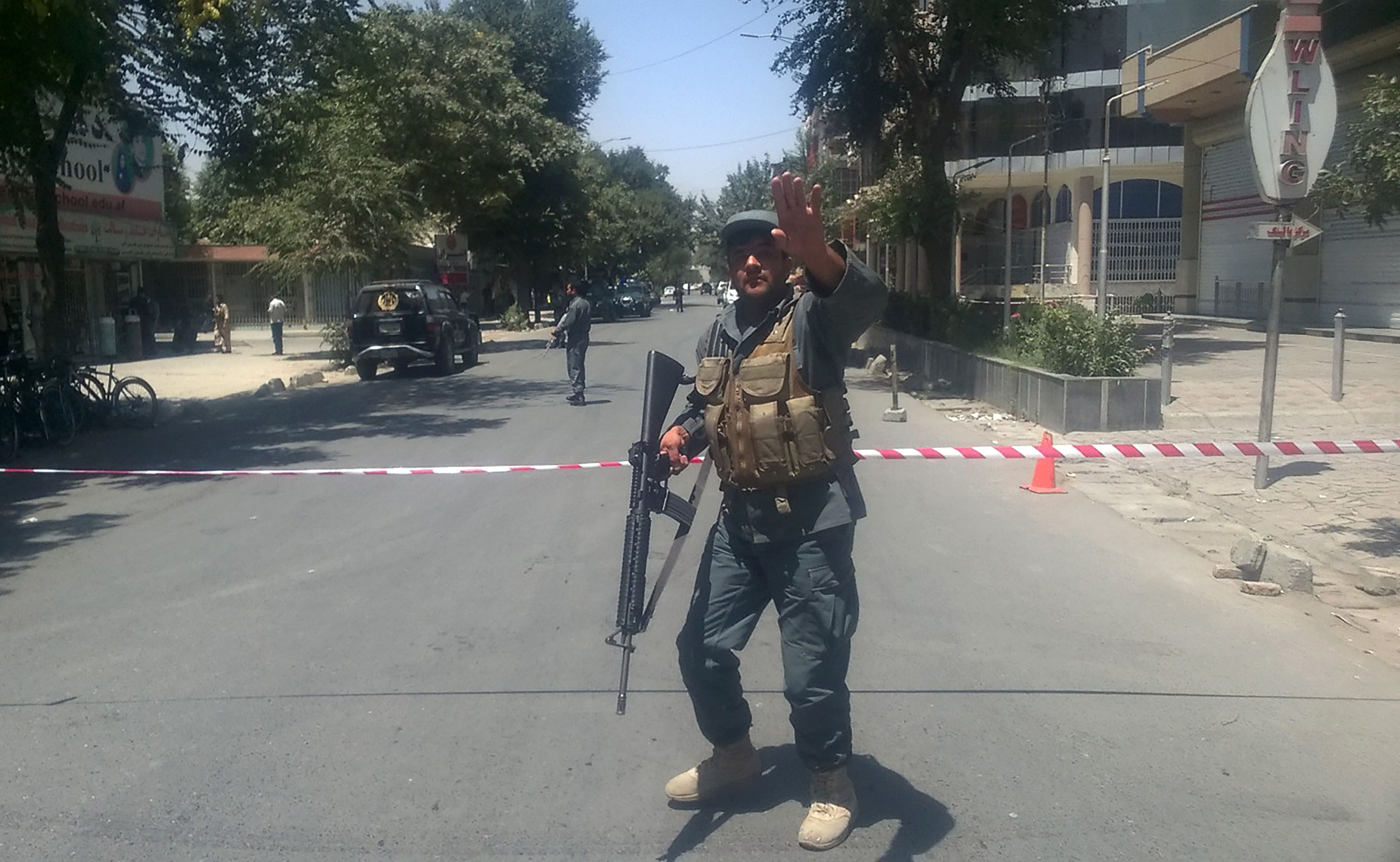 شرطى يمنع المارة من الاقتراب بمحيط التفجير فى كابول