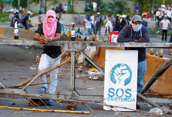 المتظاهرون يضعون المتاريس الحديدية فى مواجهة رجال الأمن