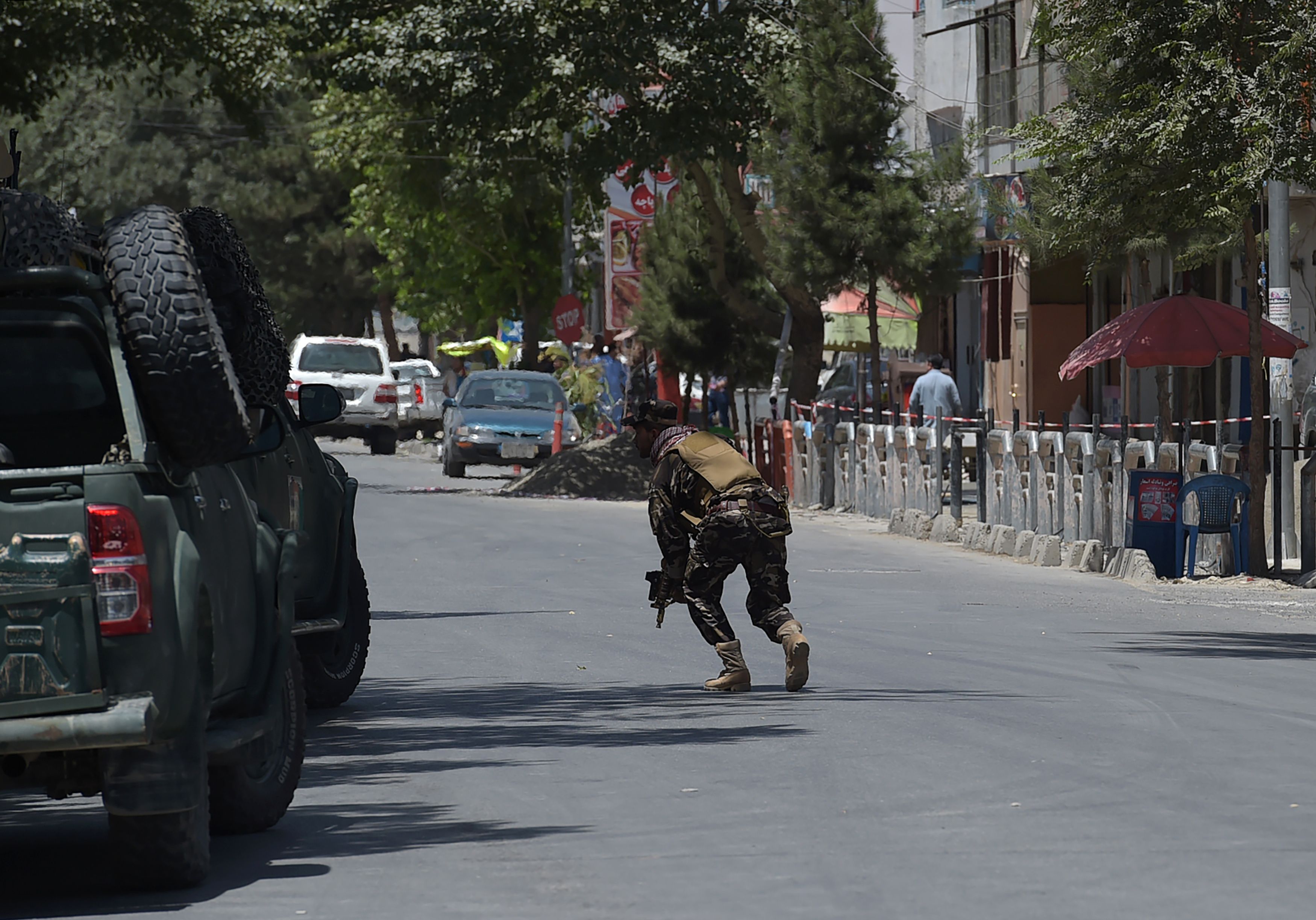 جندى أفغانى فى مواجهات مع إرهابيين بكابول
