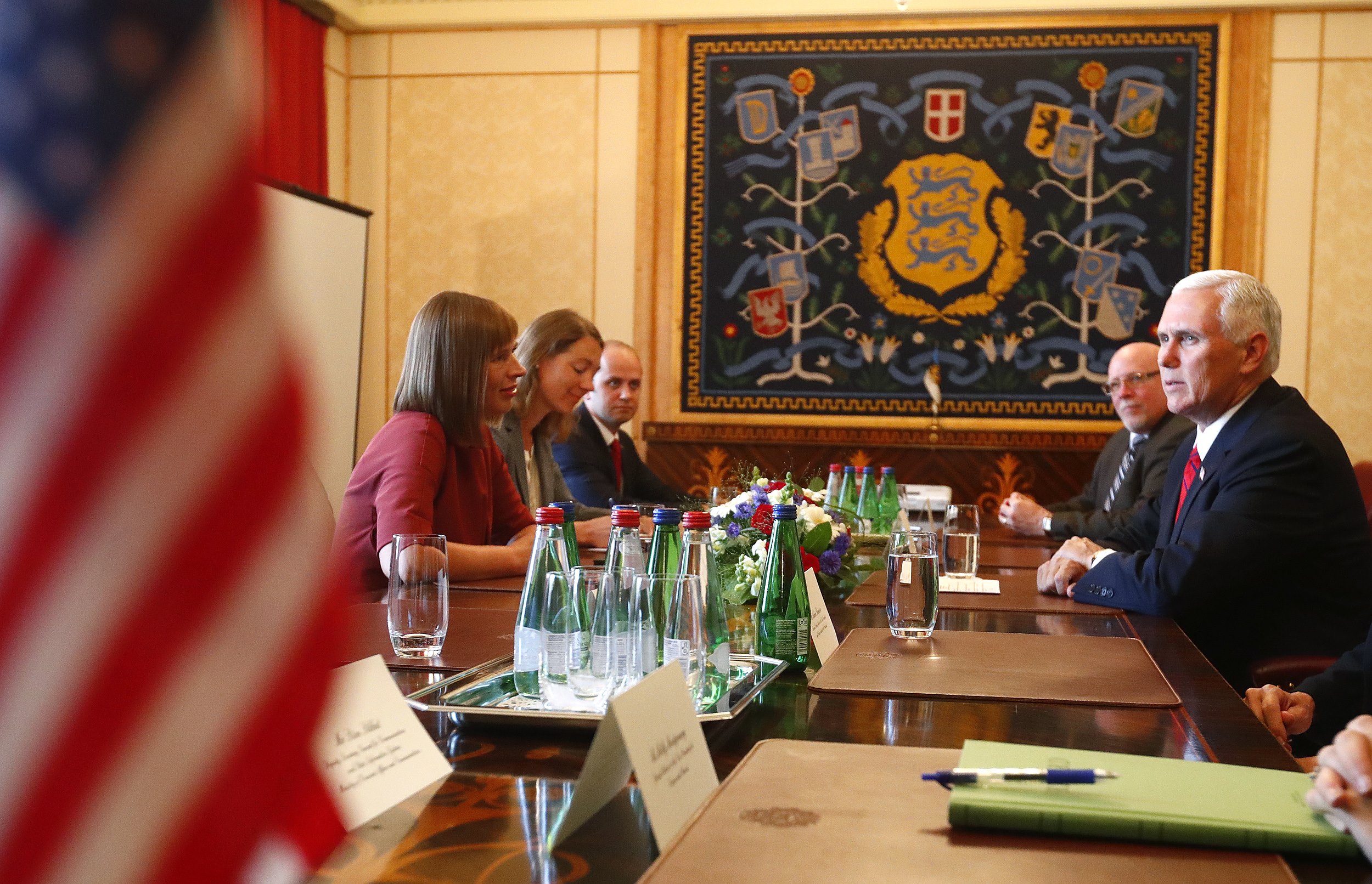 لقاء مشترك بين مايك بنس ورئيسة استونيا