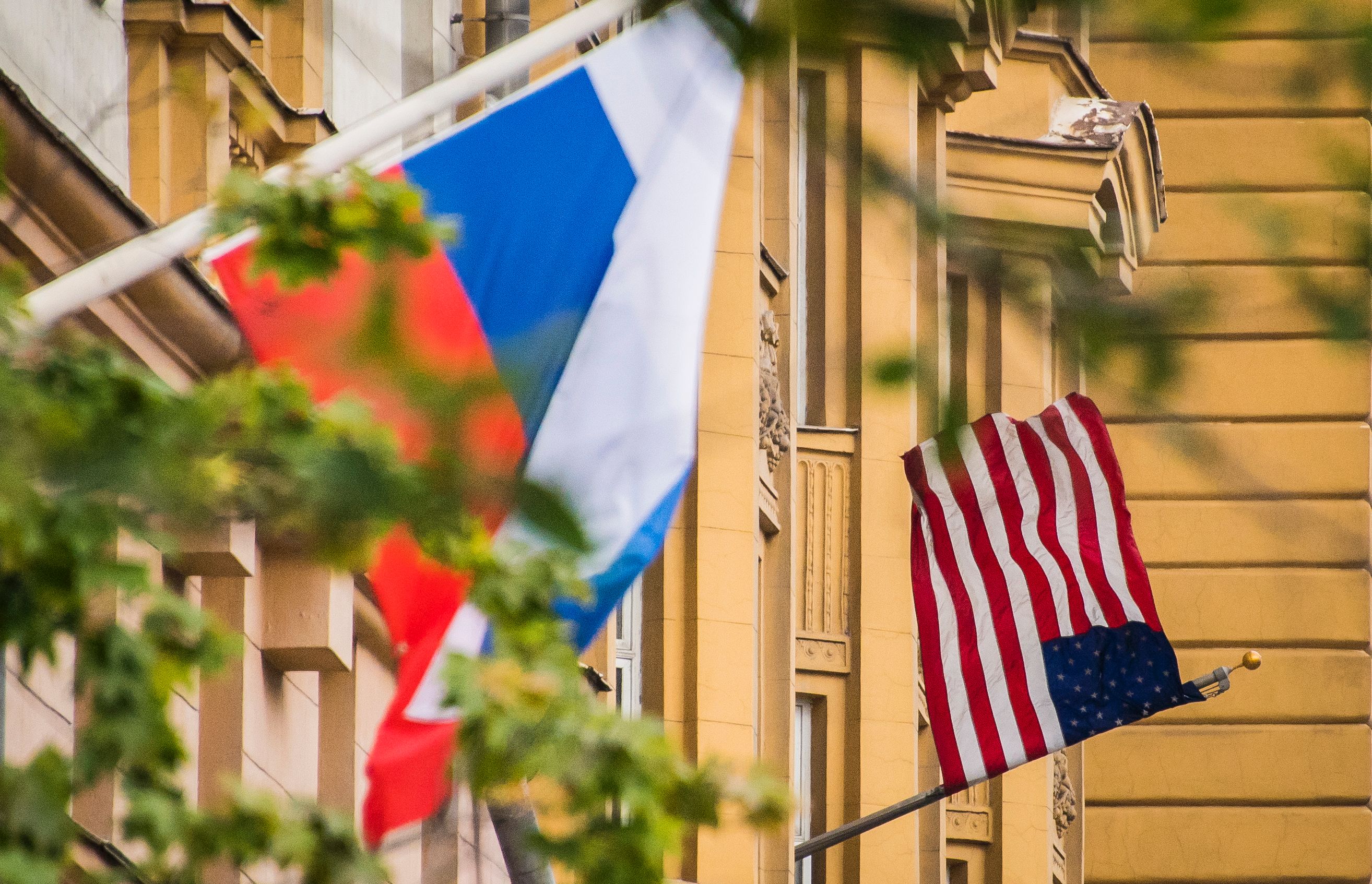 علم أمريكا وروسيا يرفرفان على مبنى السفارة الأمريكية بموسكو