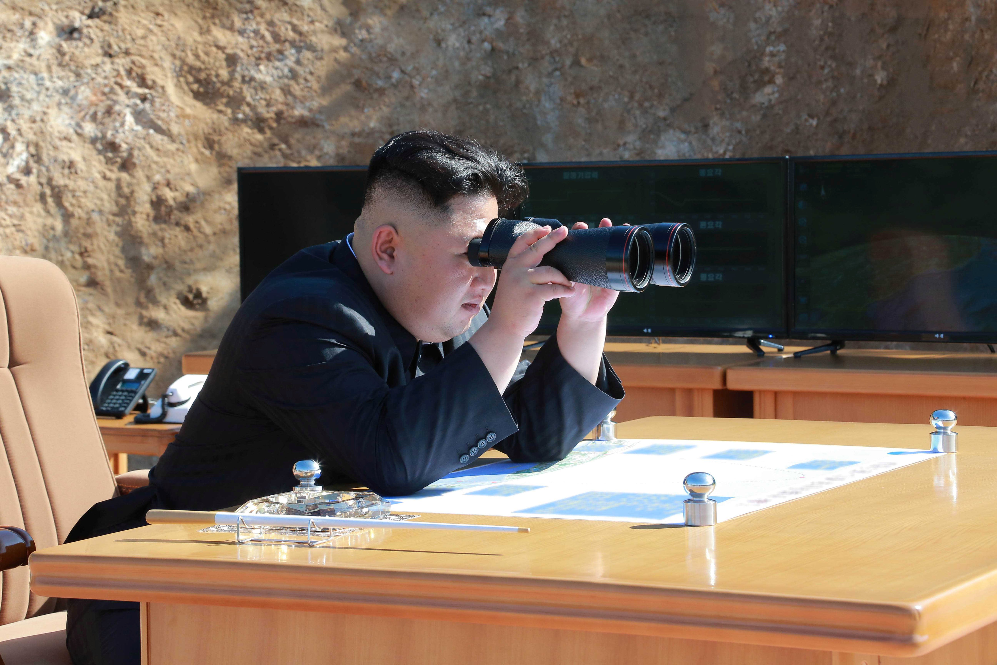 زعيم كوريا الشمالية يشرف على عملية اطلاق الصاروخ