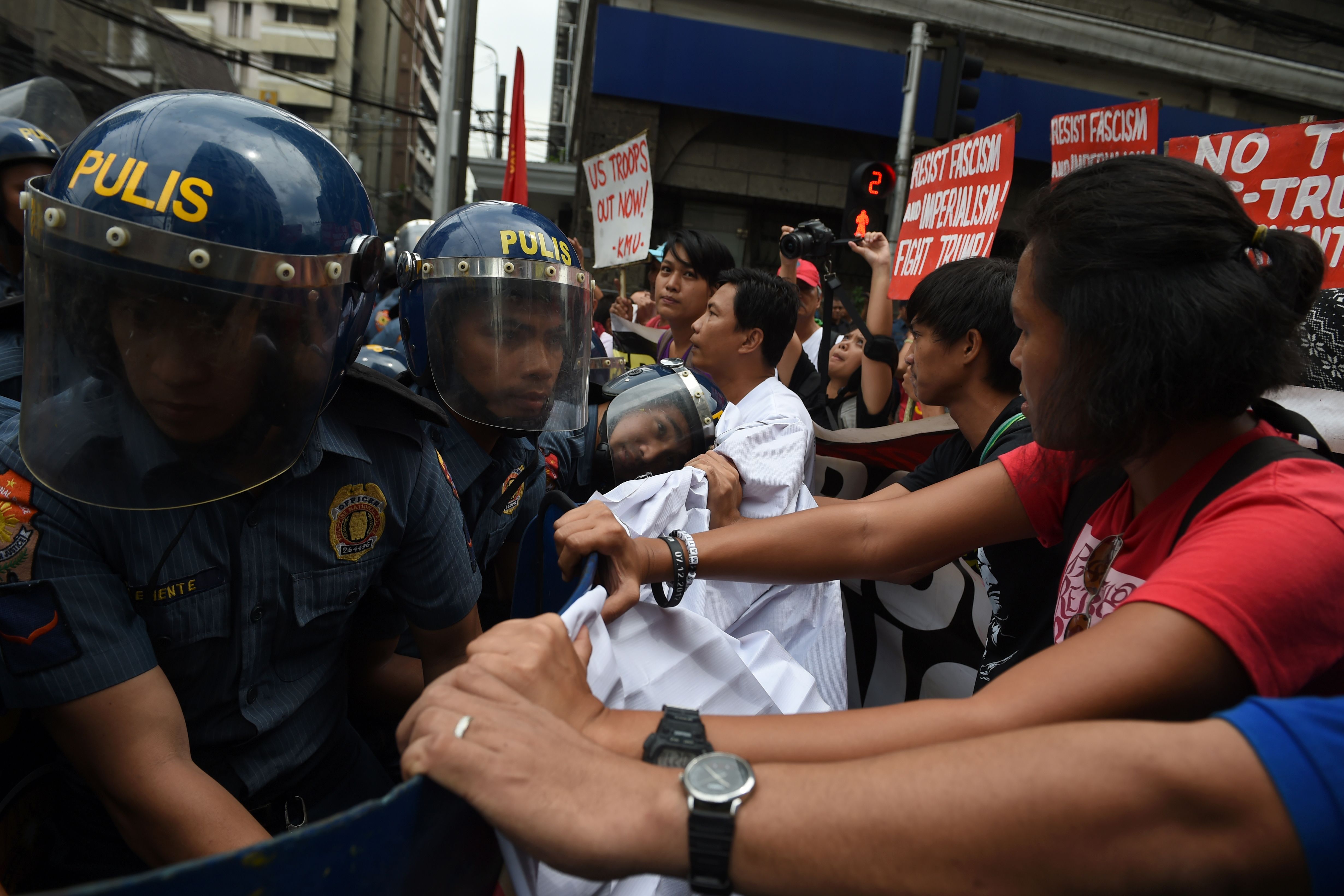 الأمن يواجه مظاهرات فى الفلبين ضد أمريكا