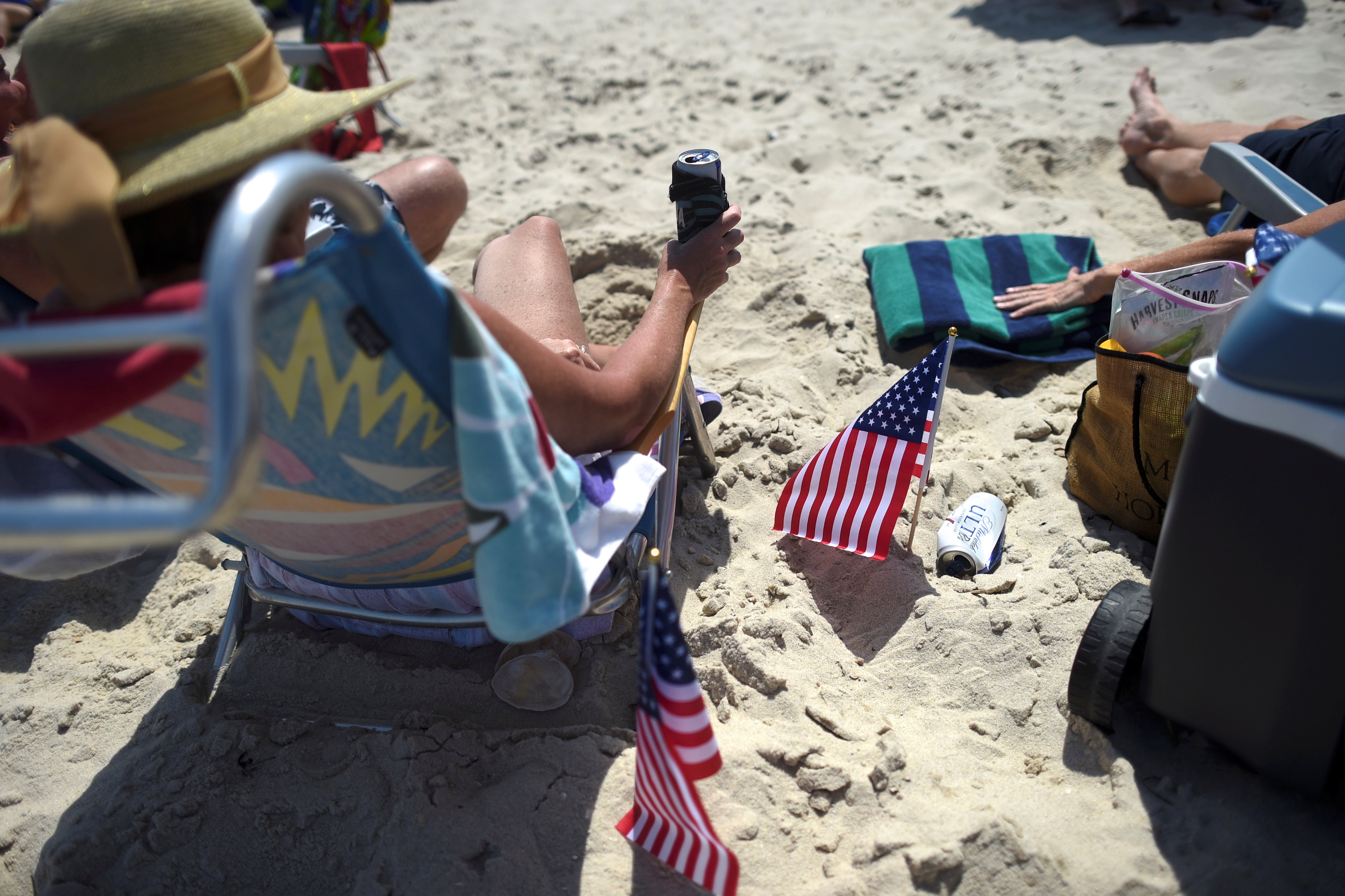 احتفالات الأمريكين على الشواطئ