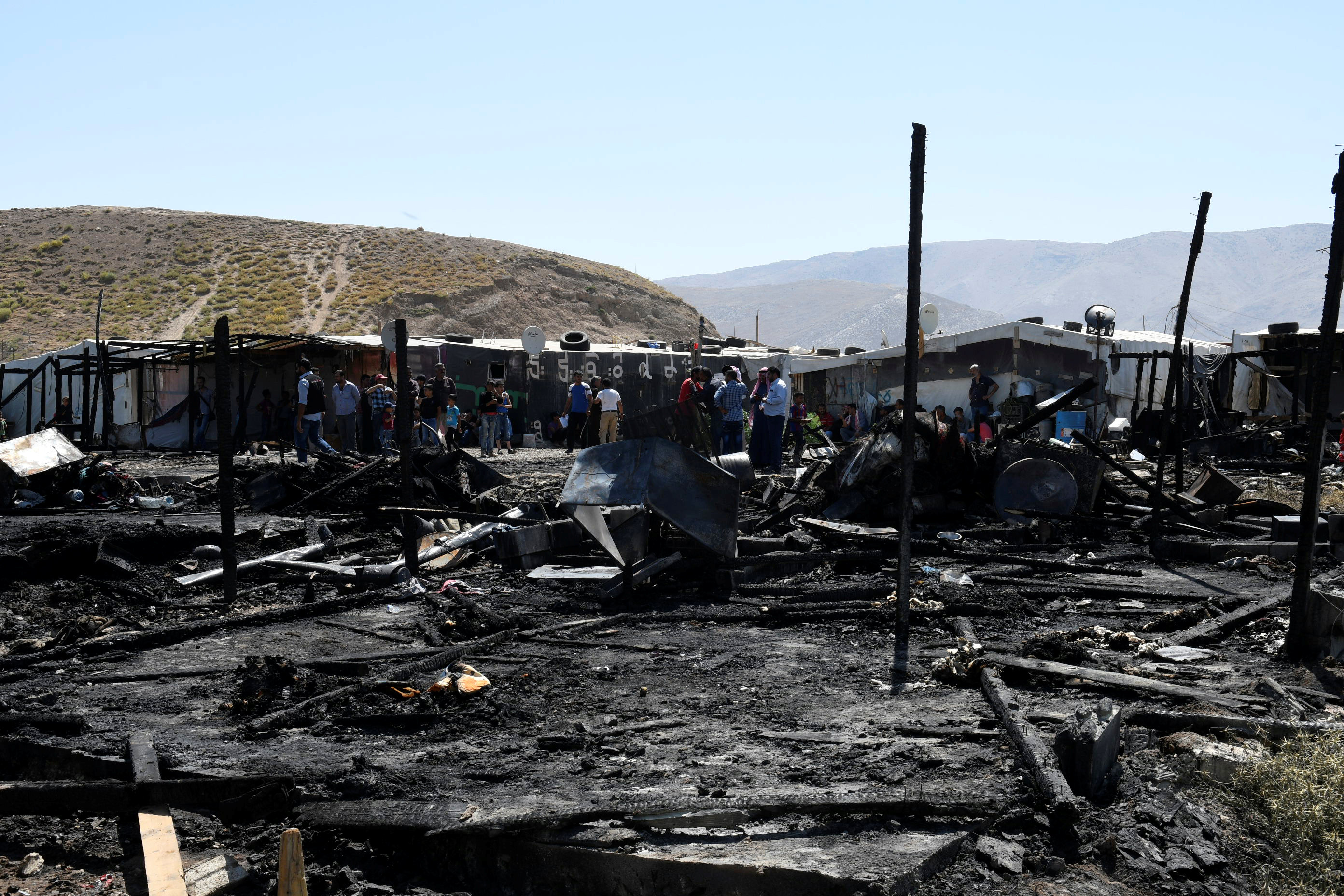 اثار حريق مخيم للاجئين السوريين فى لبنان