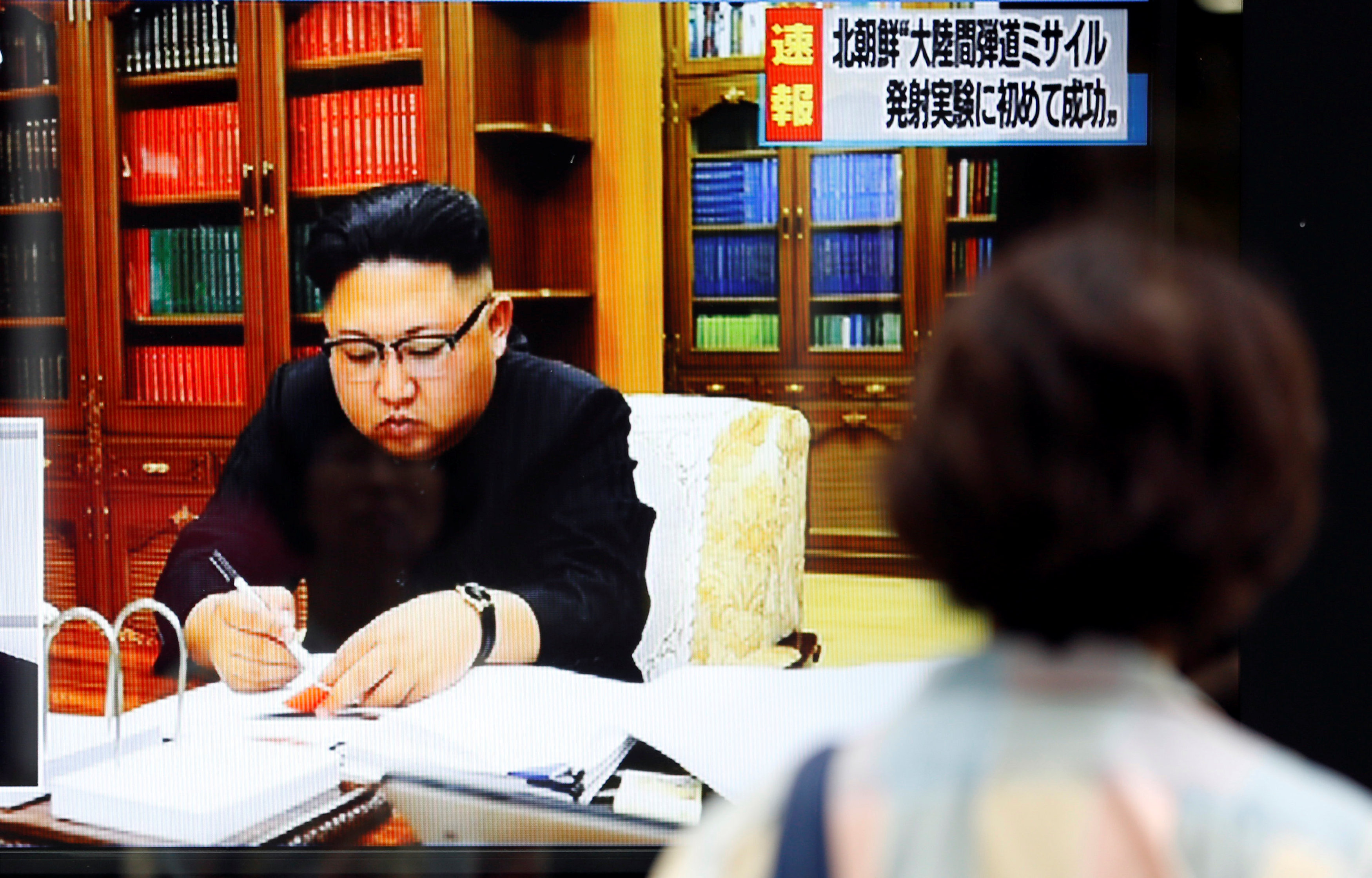زعيم كوريا الشمالية يوقع موافقة لإجراء تجربة صاروخية جديدة