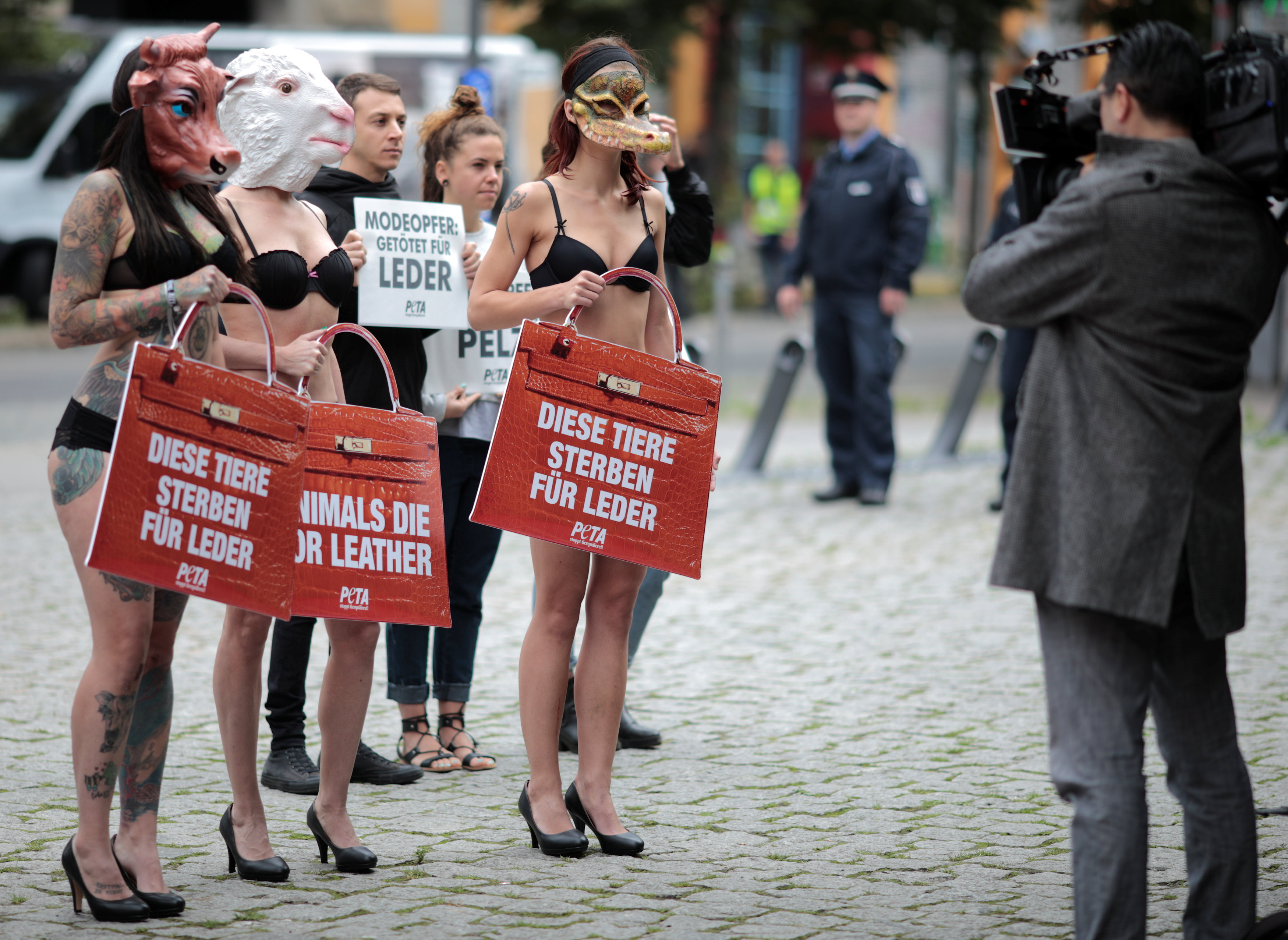 مظاهرة ضد استخدام جلود الحيوانات فى أسبوع الموضة ببرلين