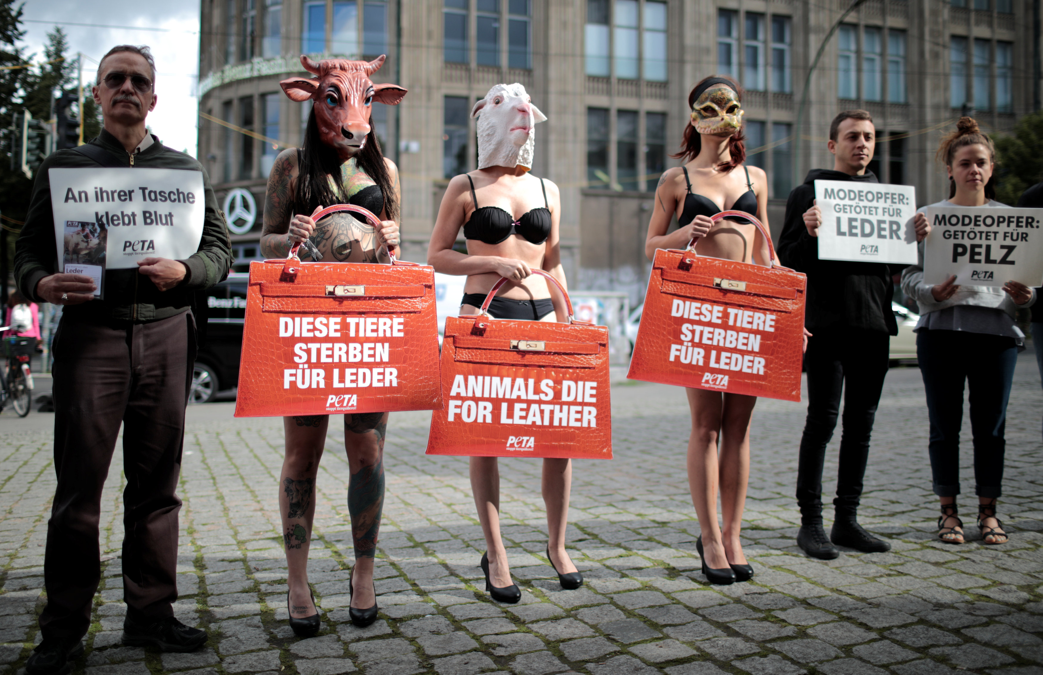 مظاهرة ضد استخدام جلود الحيوانات فى تصنيع الأزياء