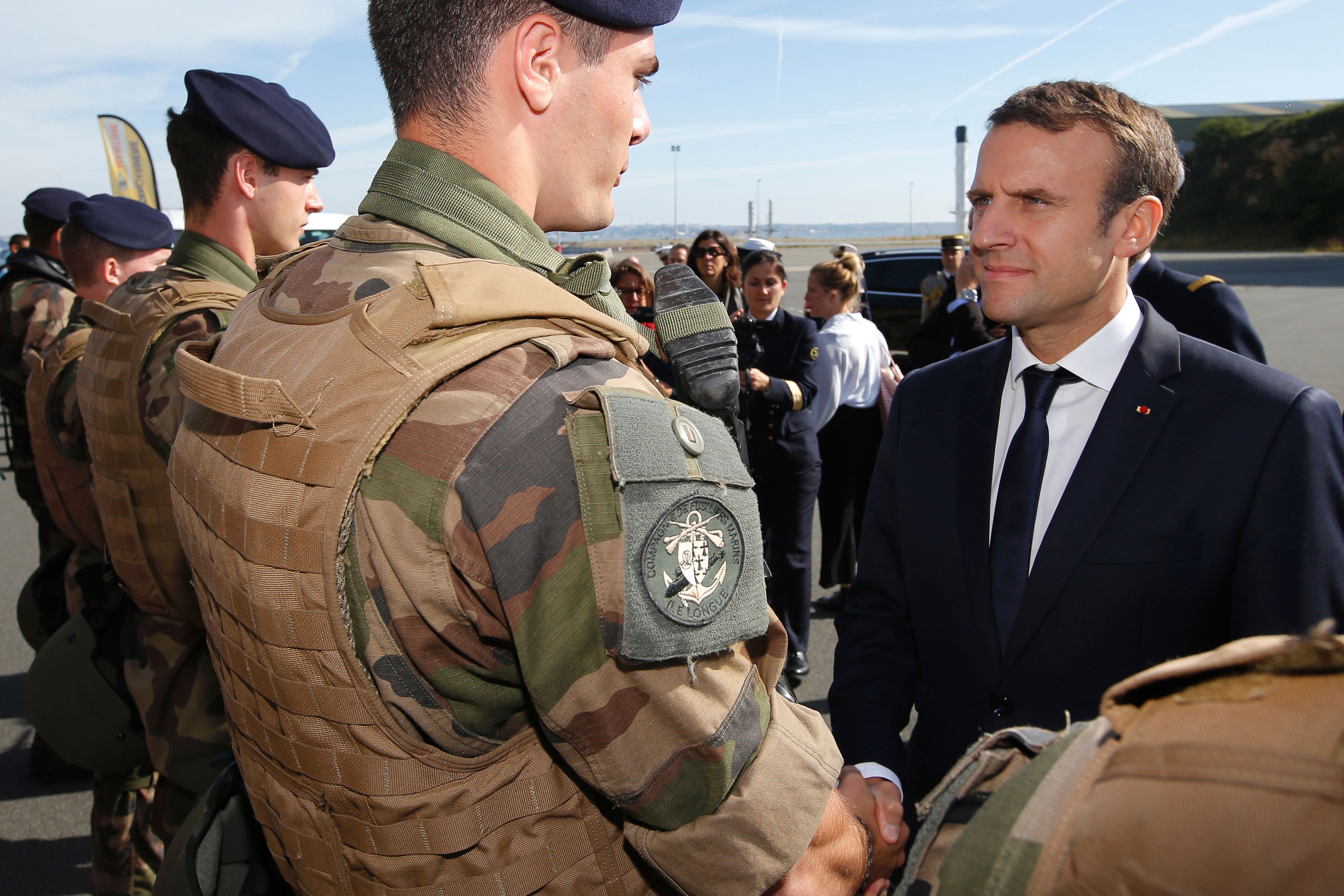 ماكرون يصافح ضباط البحرية الفرنسية