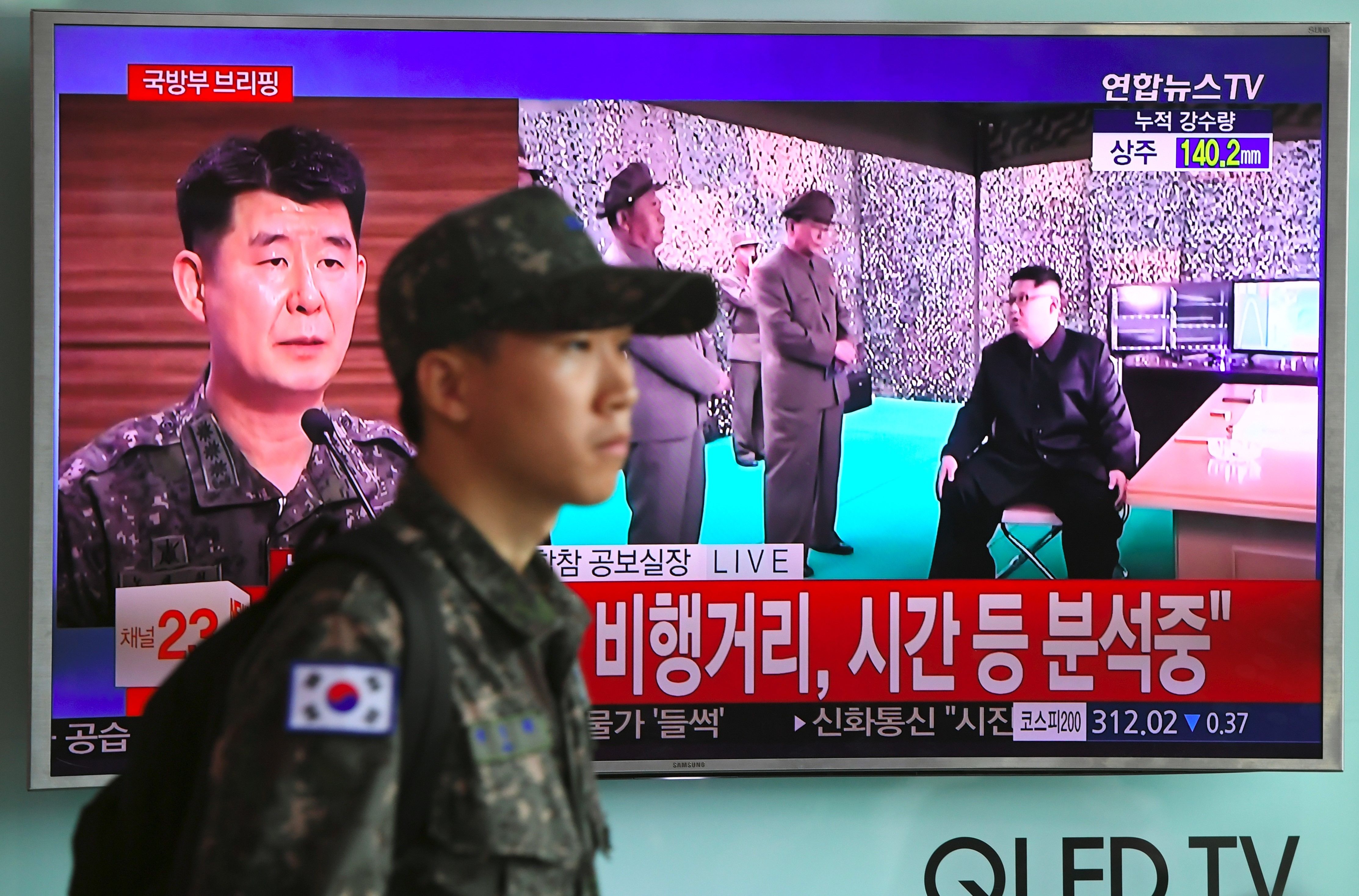 زعيم كوريا الشمالية يشرف على إطلاق الصاروخ