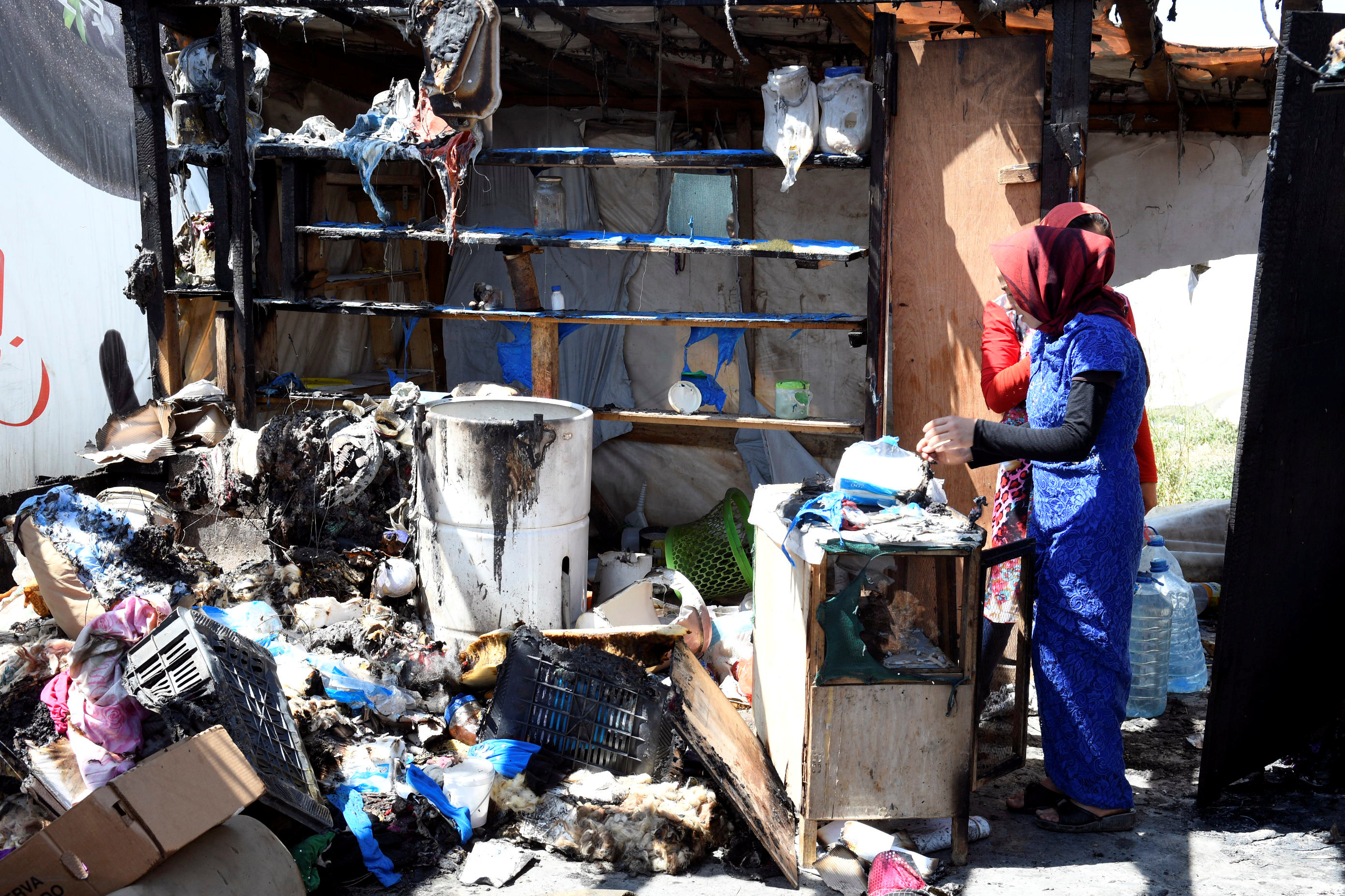 مقتنيات الأسر السورية متفحمة فى المخيم بلبنان