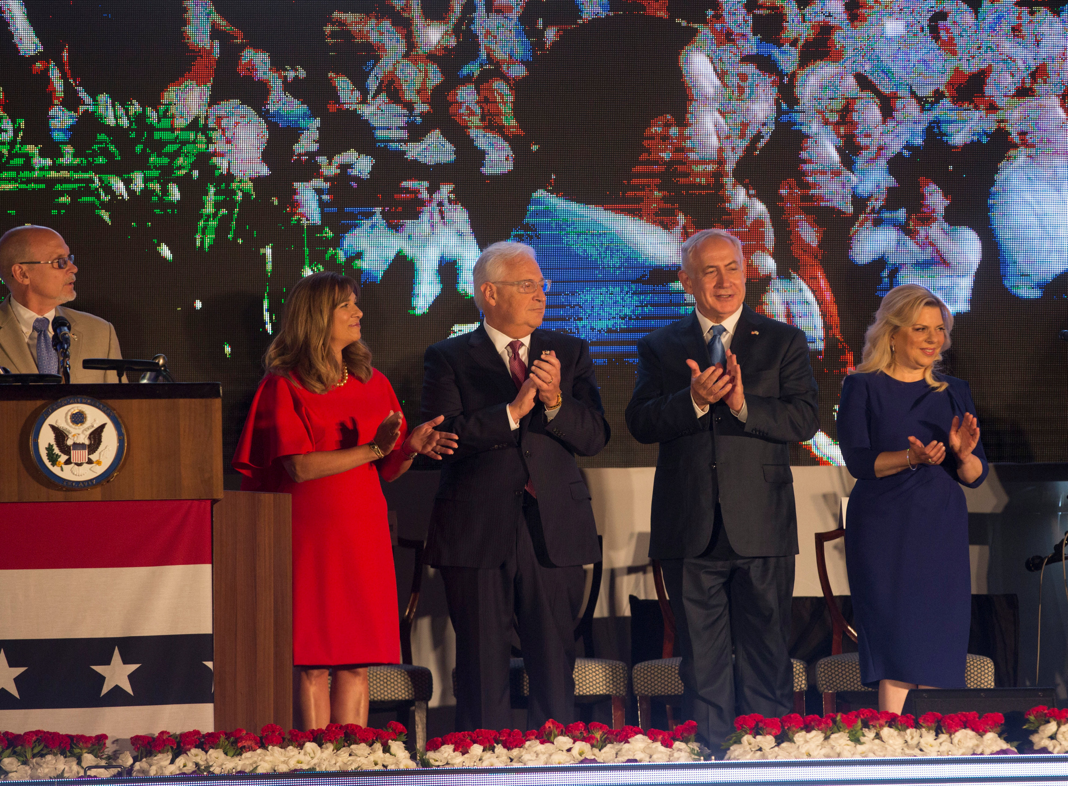 نتنياهو وزوجته يشاركان السفير الأمريكى الاحتفال