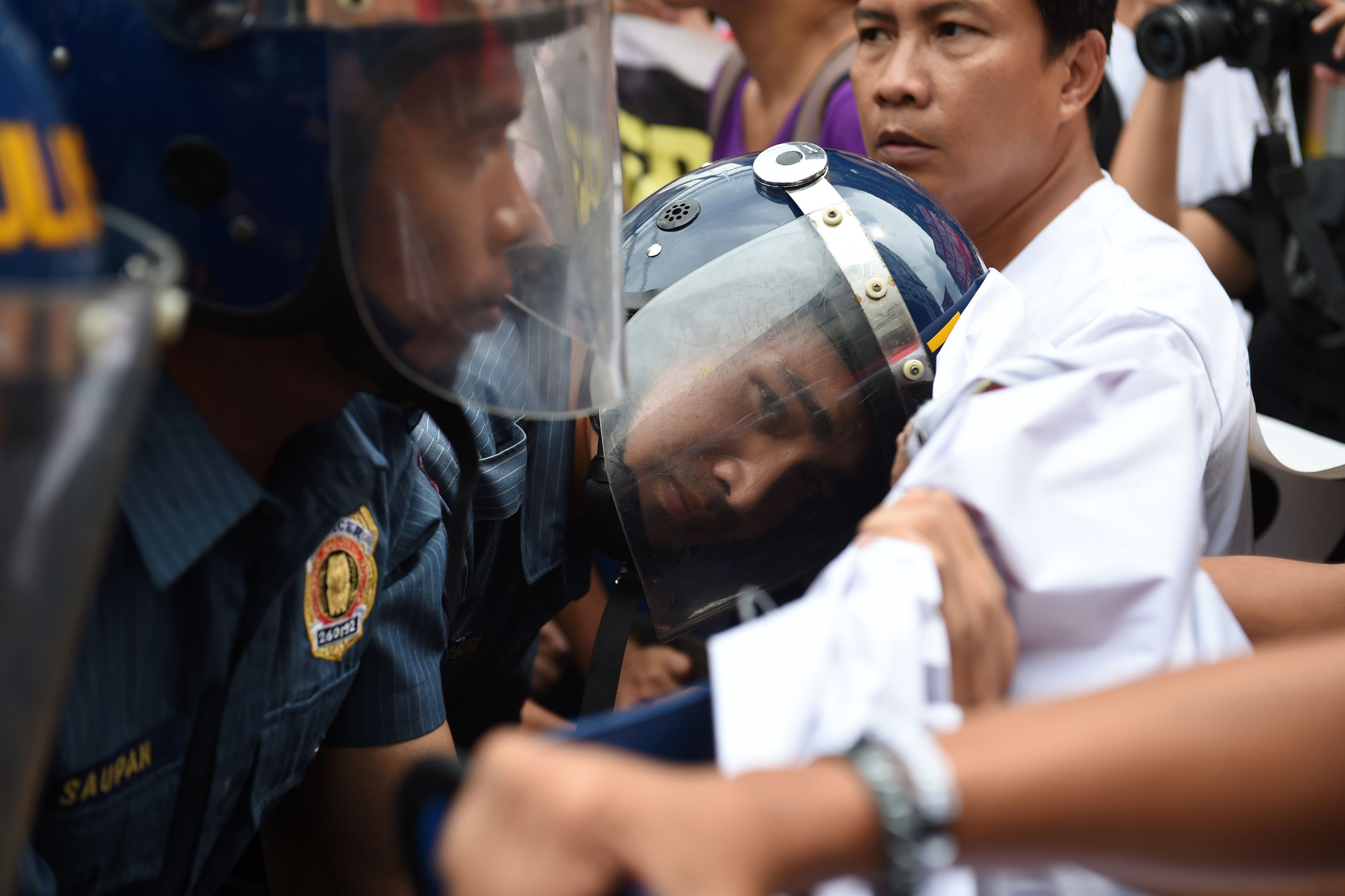 مشاحنات بين أفراد الأمن والمتظاهرين فى الفلبين