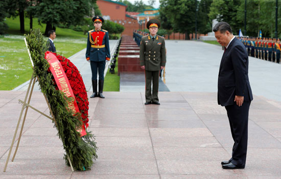 الرئيس-الصينى-يقف-تقديرا-لقبر-الجندى-المجهول-بموسكو