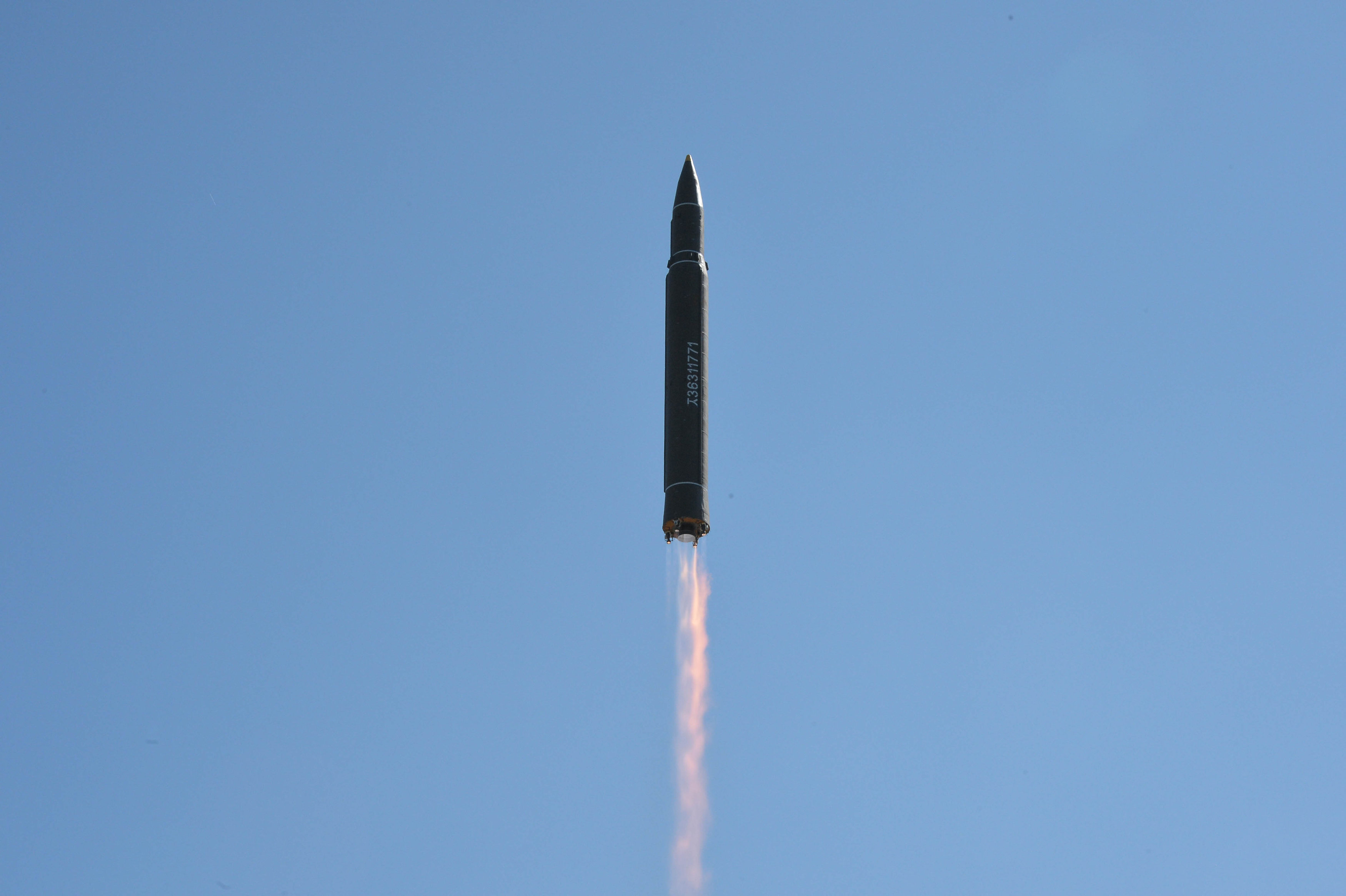 الصاروخ الكورى الشمالى العابر للقارات يحلق فى السماء