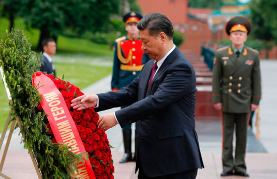 الرئيس-الصينى-يضع-اكليل-الزهور-على-قبر-الجندى-المجهول-بموسكو