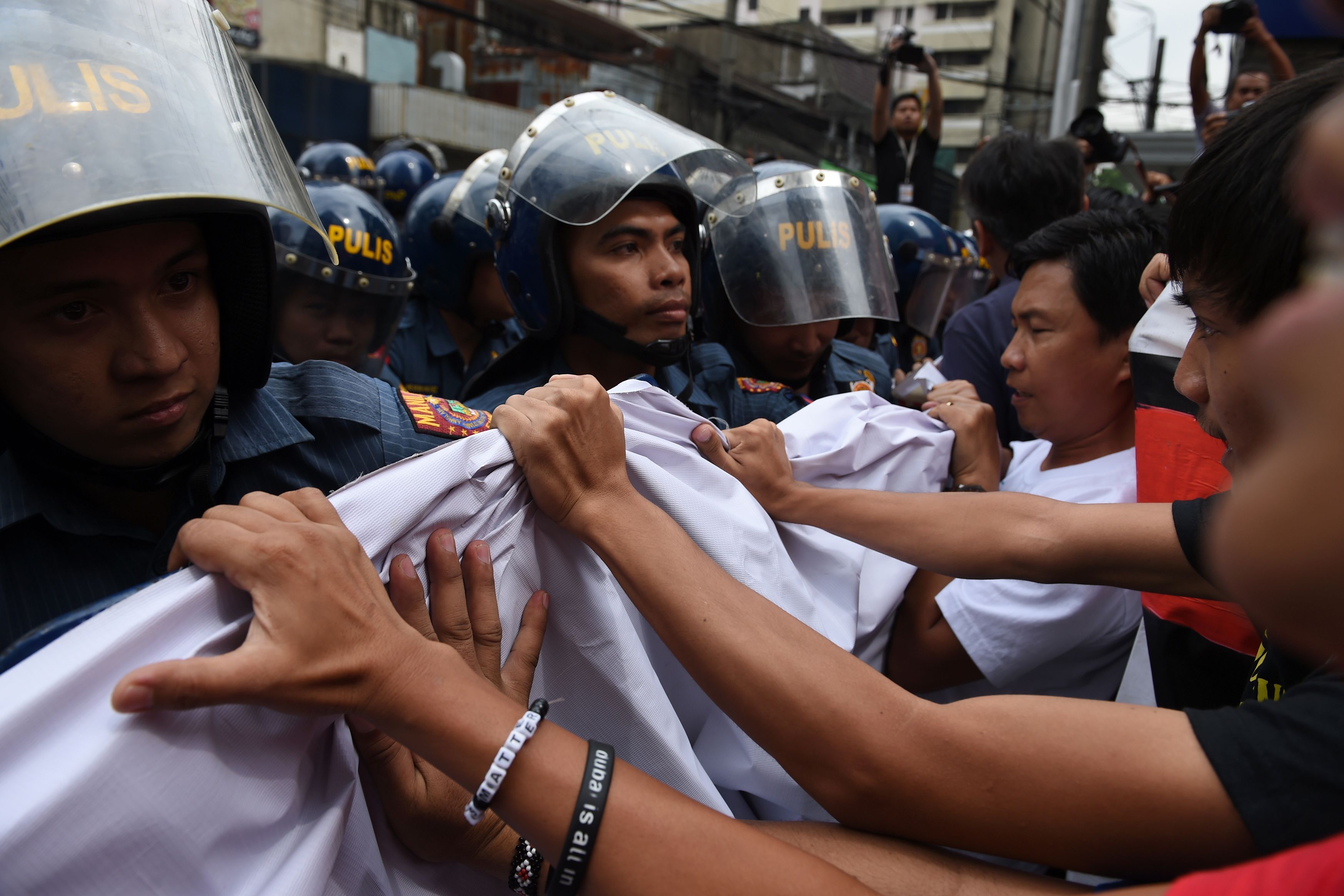 الأمن يتصدى لمظاهرات أمام السفارة الأمريكية فى الفلبين