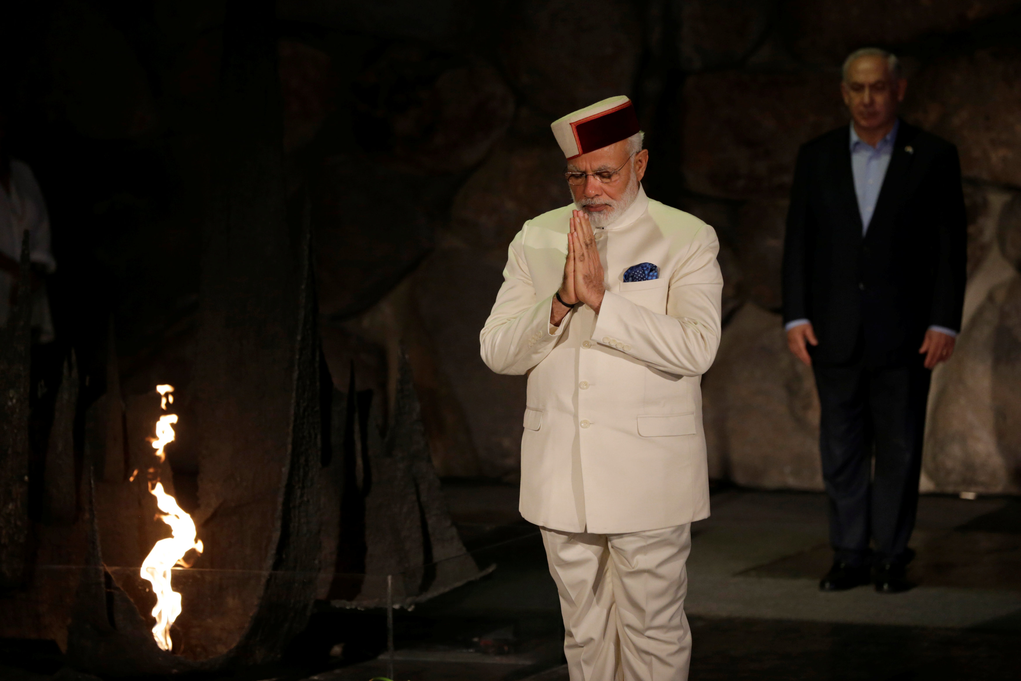 رئيس الوزراء الهندى داخل النصب التذكارى