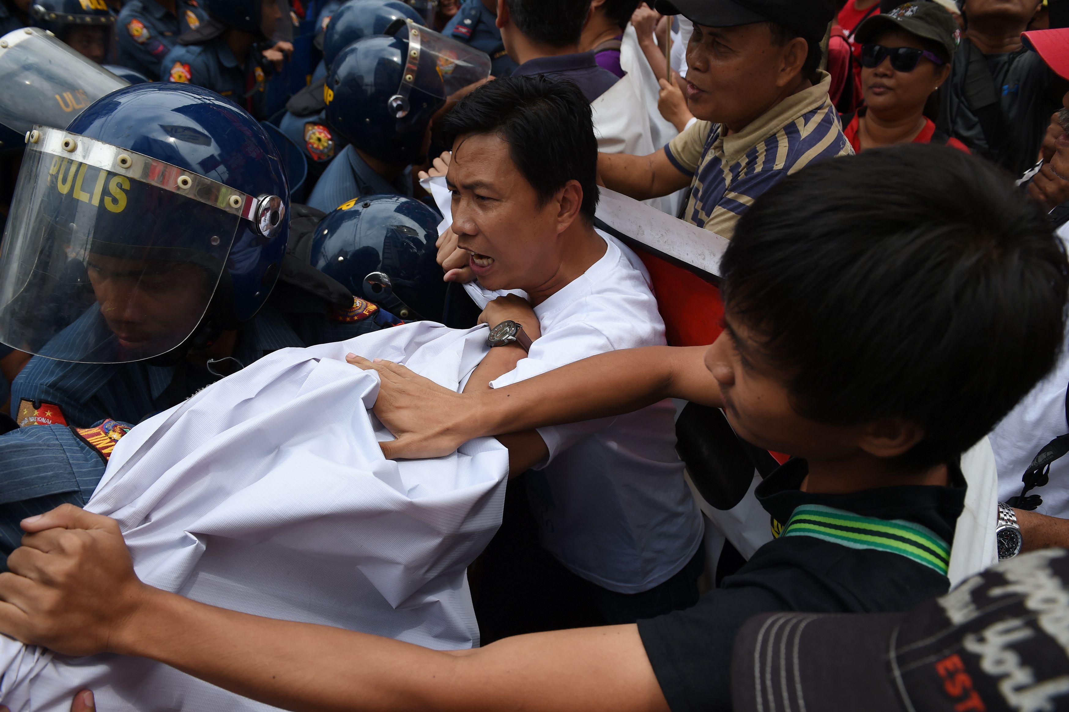 قوات الأمن تفرق مظاهرة فى الفلبين