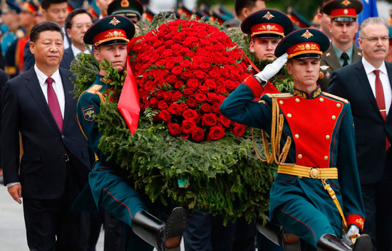 الرئيس-الصينى-يسير-خلف-اكليل-الزهور-باتجاه-قبر-الجندى-المجهول-بموسكو