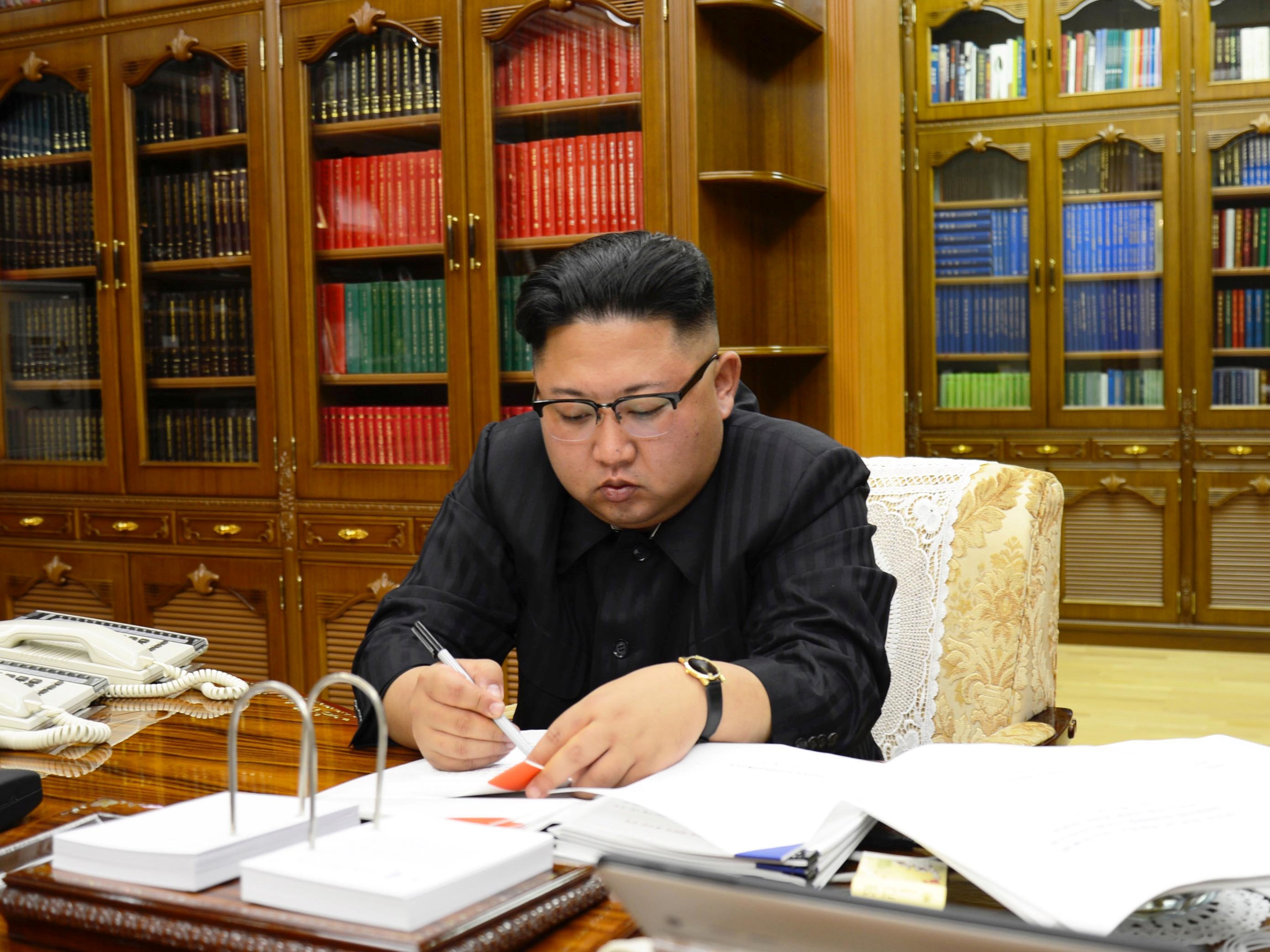 زعيم كوريا الشمالية يوقع قرار التجربة الصاروخية