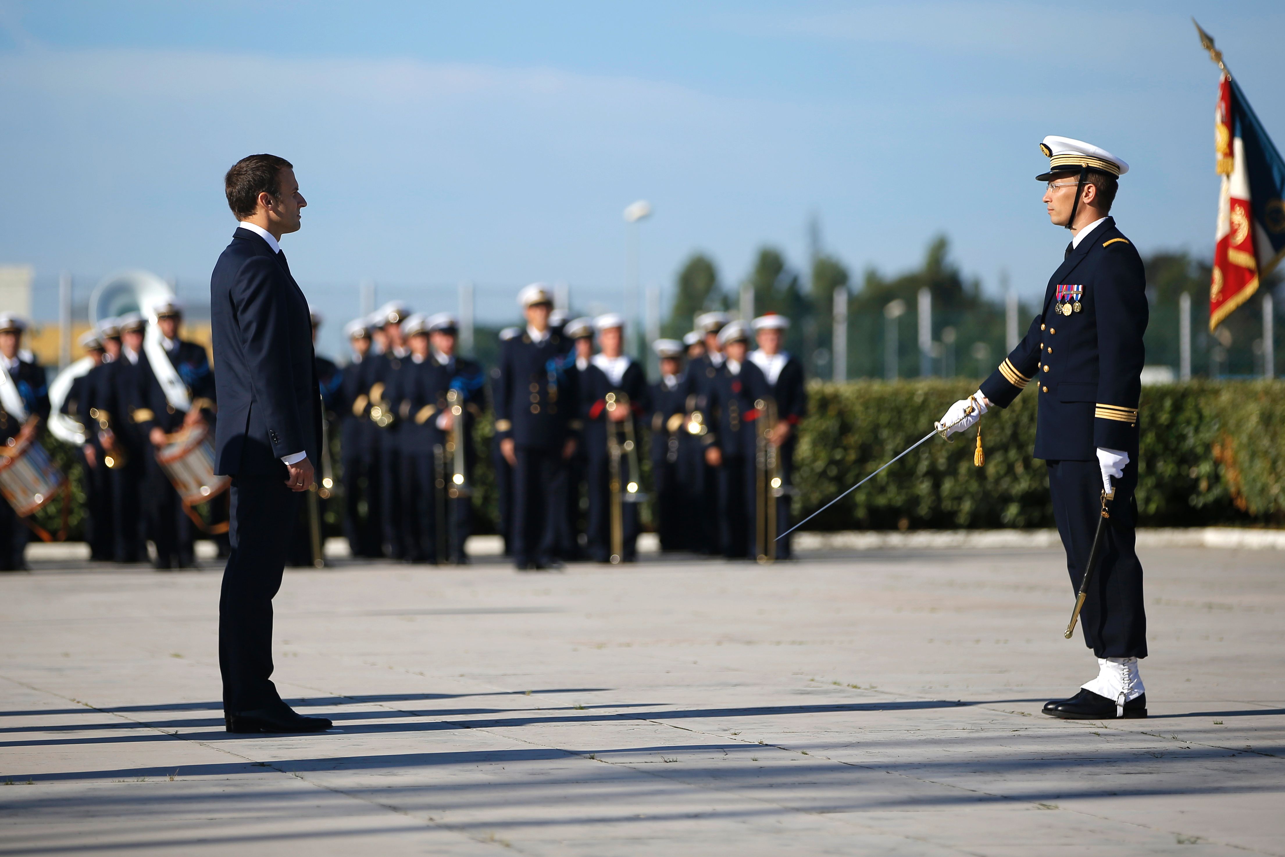 مرسم استعراض الرئيس الفرنسى للقوات بقاعدة بحرية