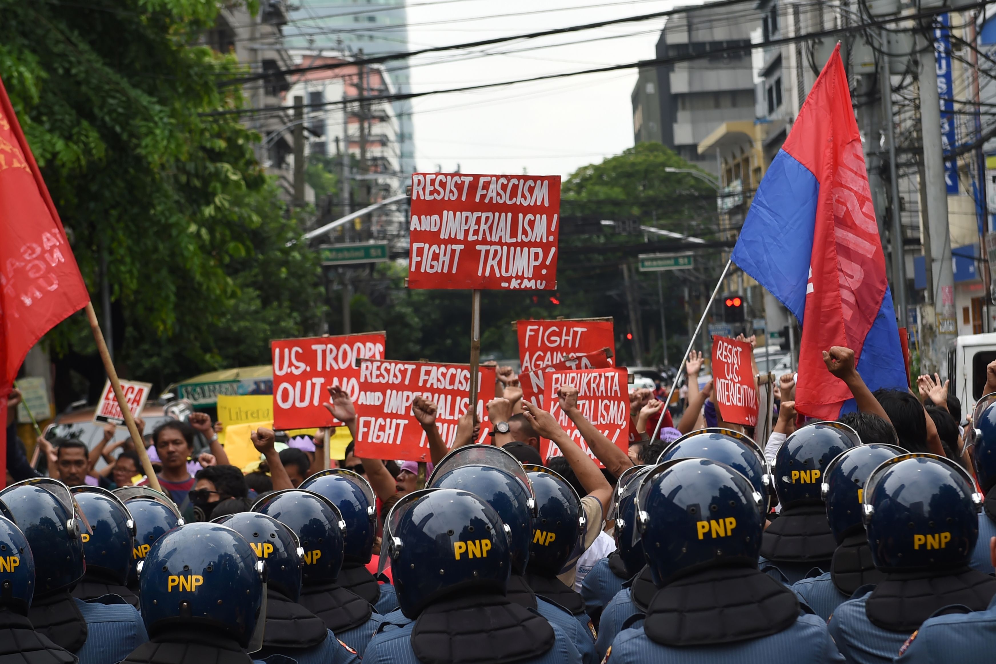 الشرطة الفلبينية تحمى السفارة الأمريكية
