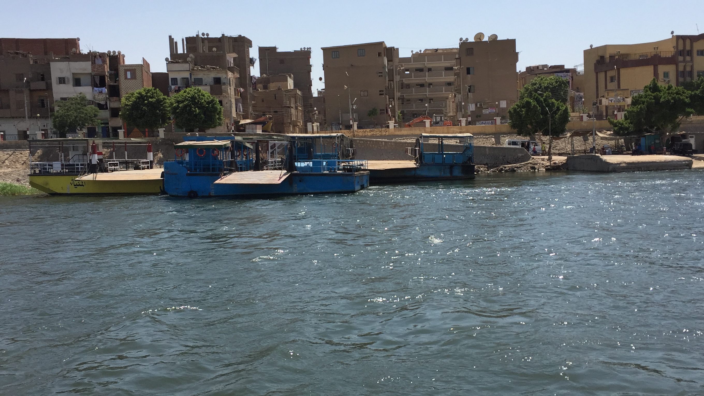 العبارات على حافة النيل بدون عمل