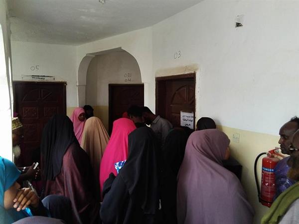 سيدات صوماليات ينتظرن دورهن فى الكشف 