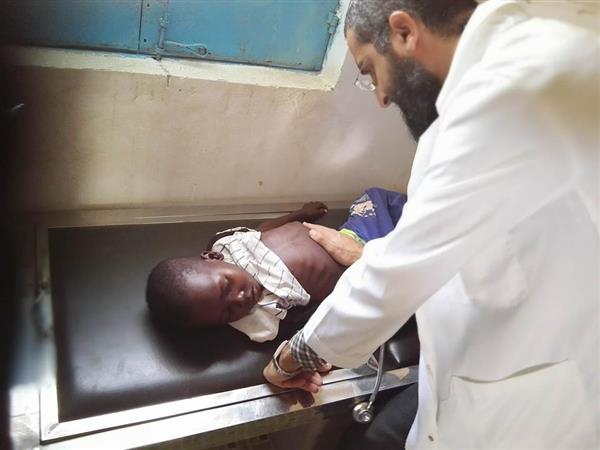اجراء الكشف الطبى على طفل صومالى