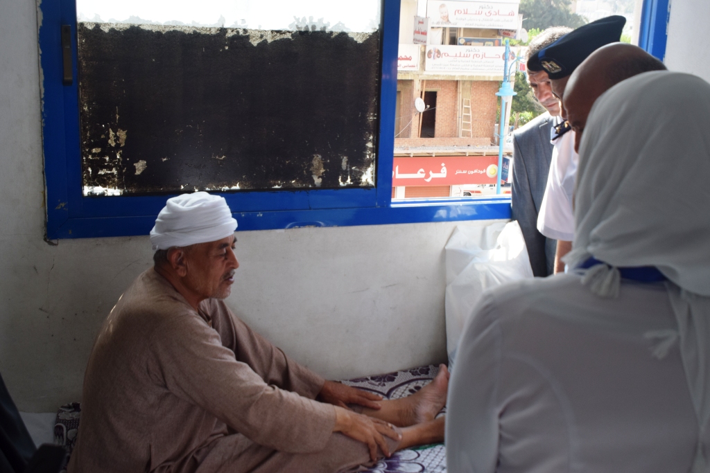 مدير أمن مطروح يزور مصابي حادث الأتوبيس  (11)