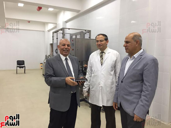 رئيسا جامعة كفر الشيخ والمتوسط بمصنع تصنيع الدواء بجامعة كفر الشيخ