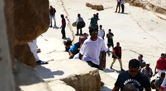  رونالدينيو يصعد على حجارة الأهرامات
