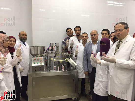 رئيس جامعة كفر الشيخ مع الطلاب تصنيع الدواء بالجامعة