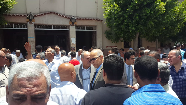 محافظ القليوبية يتقدم جنازة نائب رئيس مدينة الخانكة (5)
