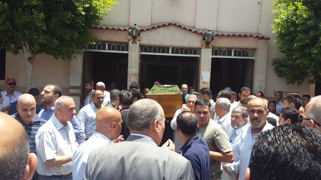 محافظ القليوبية يتقدم جنازة نائب رئيس مدينة الخانكة (1)