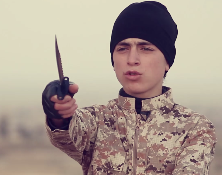 طفل داعشي يمسك سكين