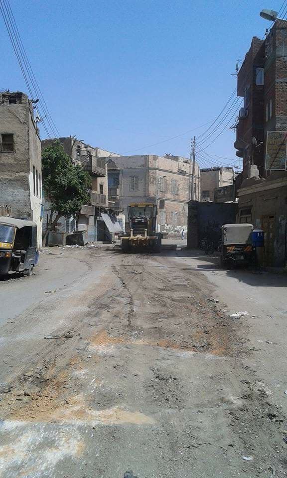 تنظيف شوارع اسنا وتمهيدها للمواطنين والسيارات