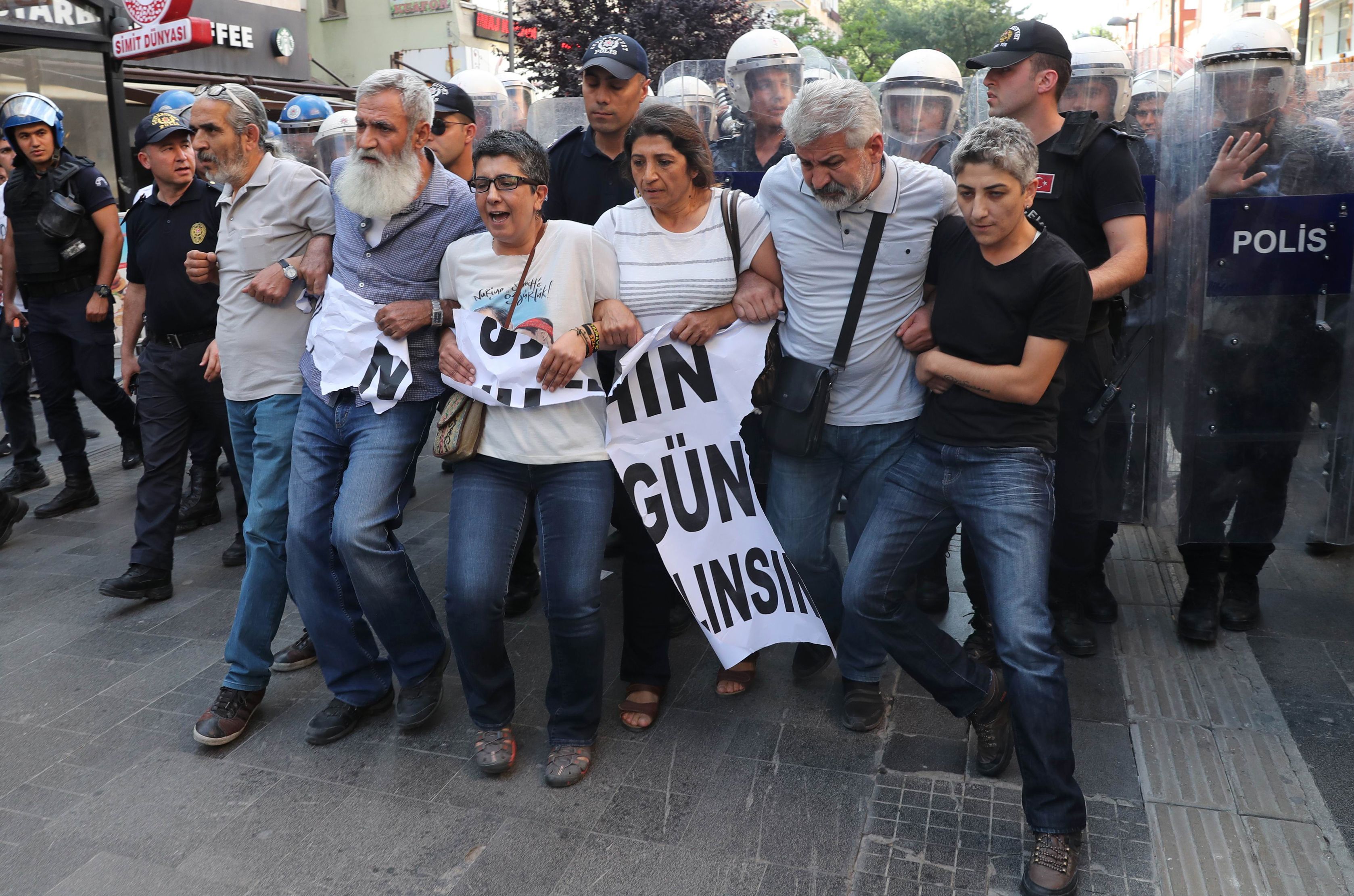 الشرطة التركية تفض مسيرة لحزب الشعب الجمهورى فى أنقرة