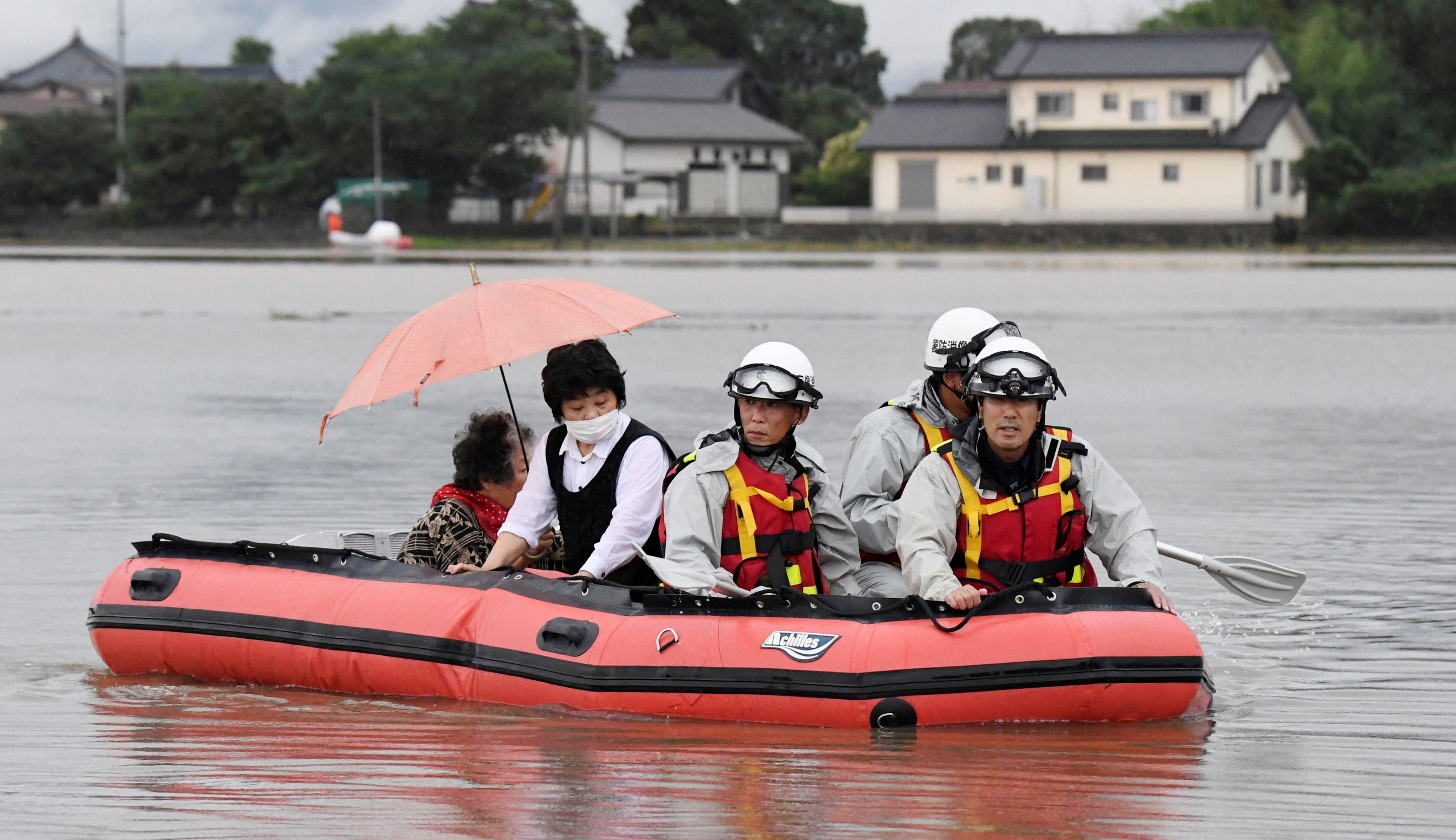 إجلاء المدنيين من الاماكن المتضررة نتيجة للسيول فى اليابان