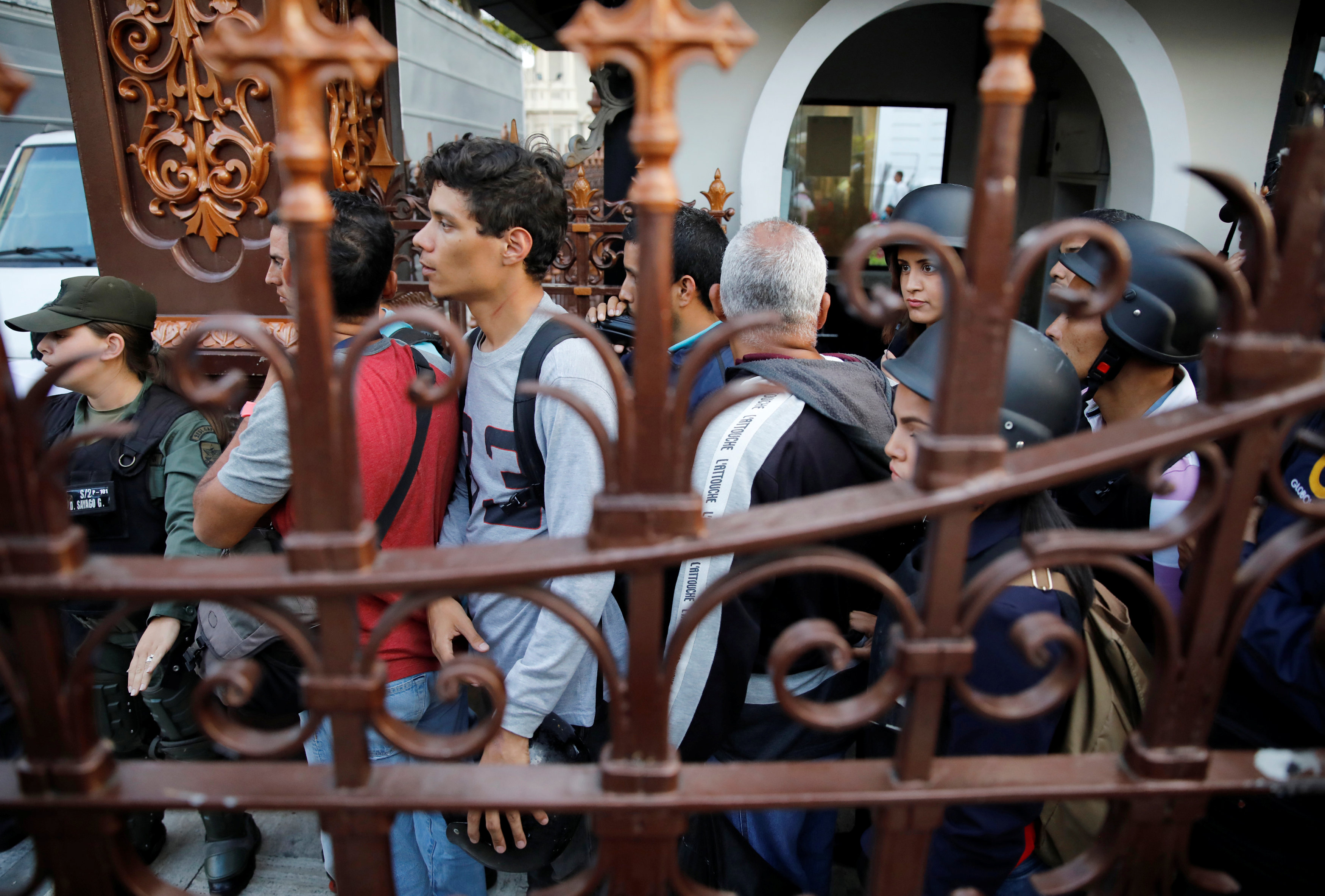 الشرطة تخرج المحتجين من مبنى الكونحرس الفتزويلى