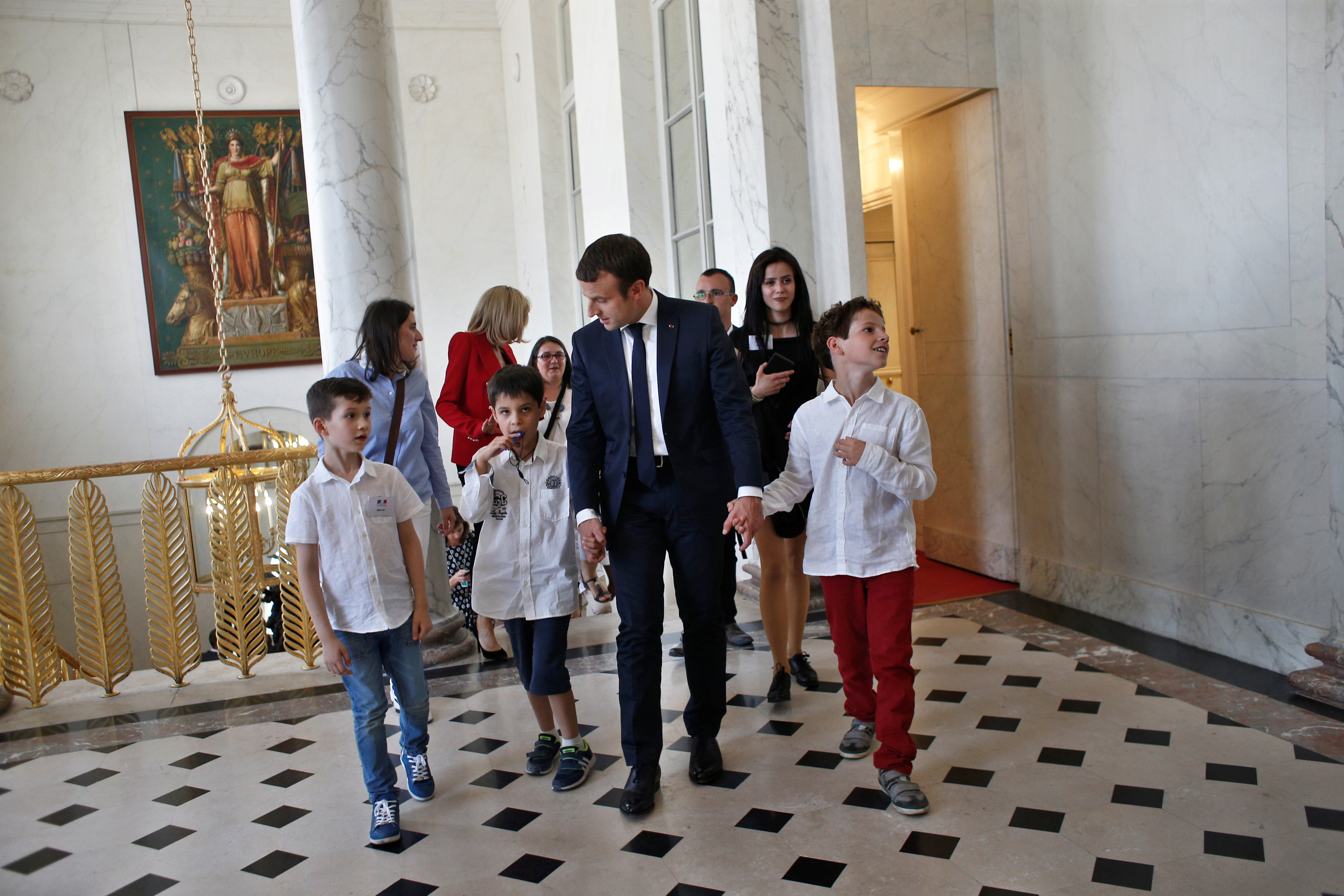 الرئيس الفرنسي يصطحب الأطفال