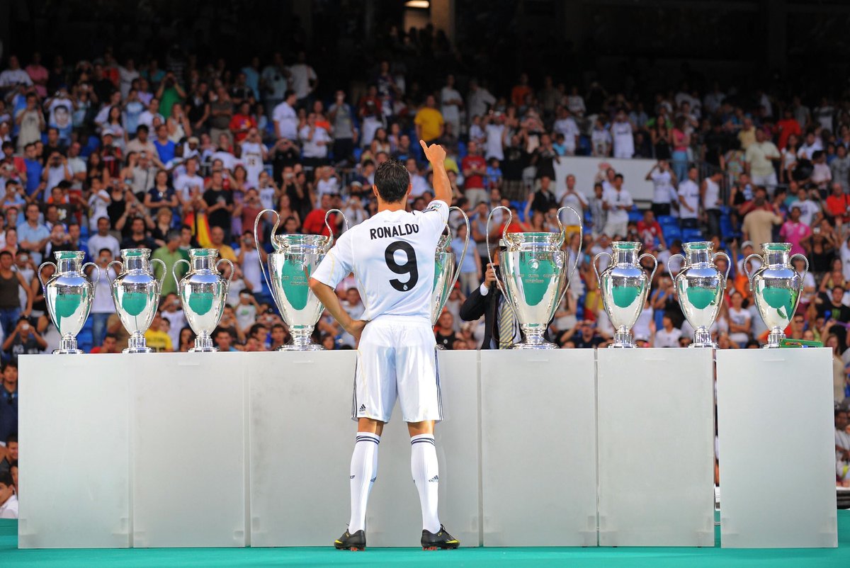 رونالدو اثناء تقديمه لاعبا جديدا لريال مدريد