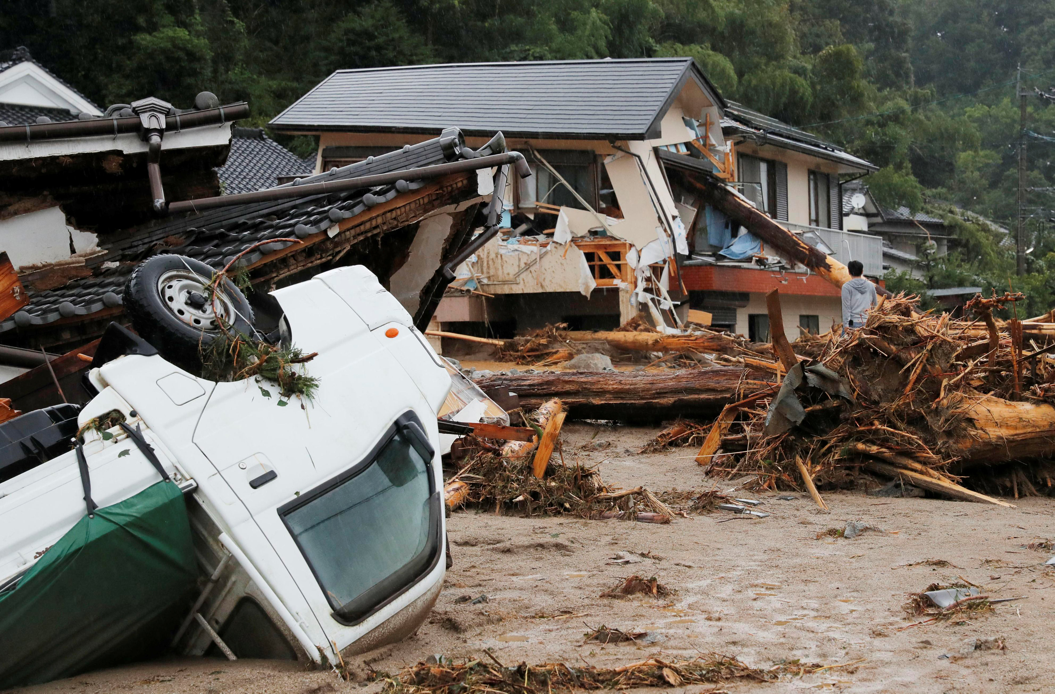 تحطم عدد من المنازل نتيجة لاعصار اليابان