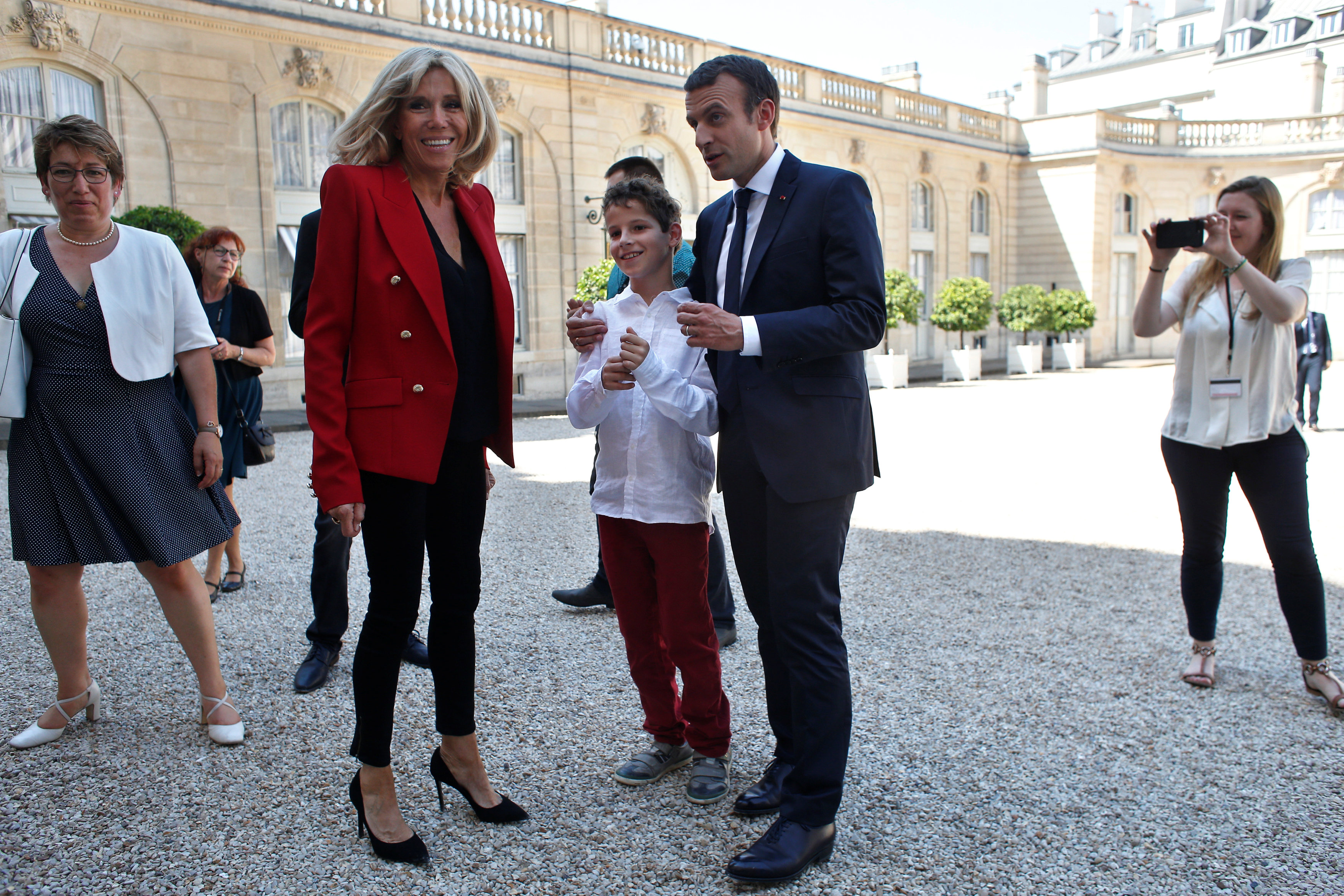 الرئيس الفرنسي وزوجته والأطفال
