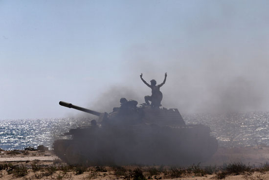 جندى ليبى يرفع علامة النصر خلال الاشتباكات مع المتشددين