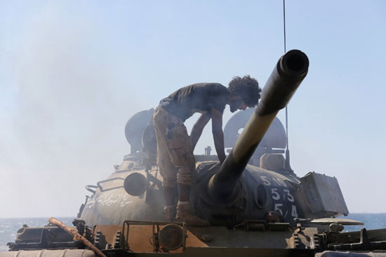 أحد عناصر الجيش الليبى فوق ظهر دبابة