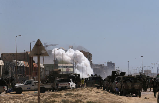 ارتفاع الادخنة جراء الاشتباكات فى بنغازى