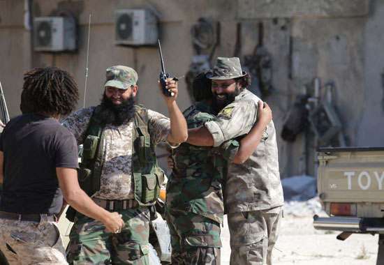 فرحة القوات الليبية بعد تطهير مدينة بنغازى من المتشددين