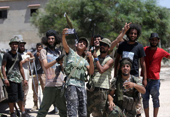 قوات الجيش الليبى يلتقطون سيلفى النصر عقب تطهير المدينة من بؤر المتشددين